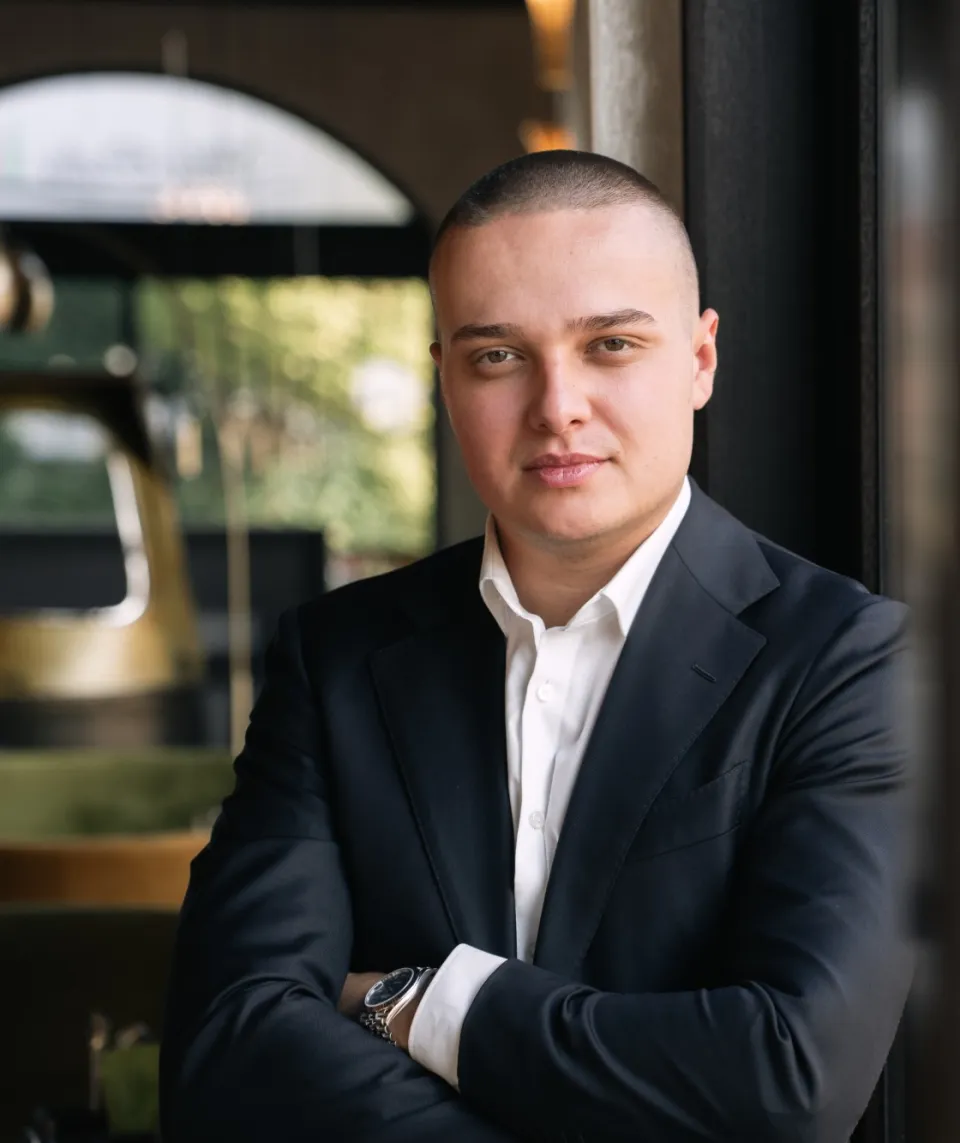 Porträt von Jason Lepp, Geschäftsführer der Lepp Grundbesitz GmbH, im dunklen Anzug mit weißem Hemd